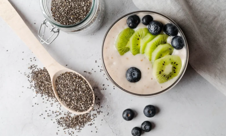 Smoothie com chia, aveia, kiwi e mirtilos: uma opção saudável e saborosa para o café da manhã.
