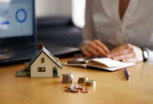 Pessoa pensando sobre o leilão de imóveis com grandes descontos oferecido pela Caixa Econômica Federal.