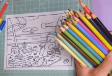 Desenho estilo Bobbie Goods com urso na praia e lápis de cor ao lado