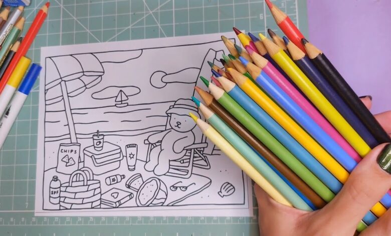 Desenho estilo Bobbie Goods com urso na praia e lápis de cor ao lado