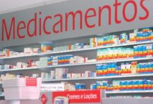 Prateleira de farmácia repleta de medicamentos genéricos e tarjados