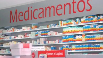 Prateleira de farmácia repleta de medicamentos genéricos e tarjados