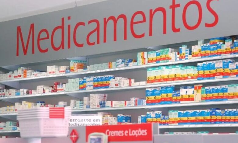Prateleira de farmácia repleta de medicamentos genéricos e tarjados