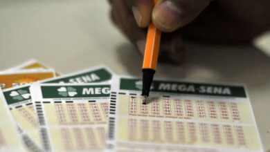 Pessoa preenchendo volante da Mega-Sena com caneta