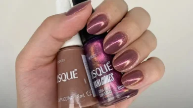 Unhas com esmaltes misturados nas cores Cappuccino e Universo, criando um efeito metálico.