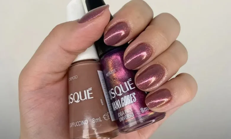 Unhas com esmaltes misturados nas cores Cappuccino e Universo, criando um efeito metálico.