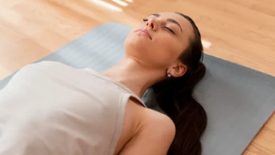 Mulher meditando em uma almofada, com os olhos fechados e relaxando para melhorar a qualidade do sono