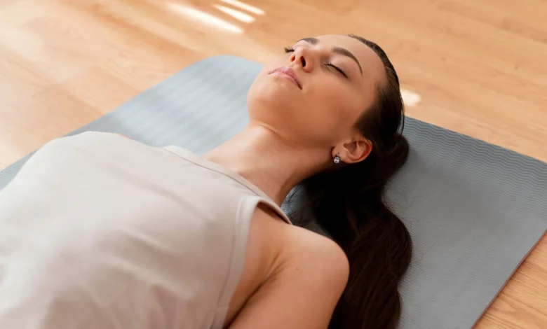 Mulher meditando em uma almofada, com os olhos fechados e relaxando para melhorar a qualidade do sono