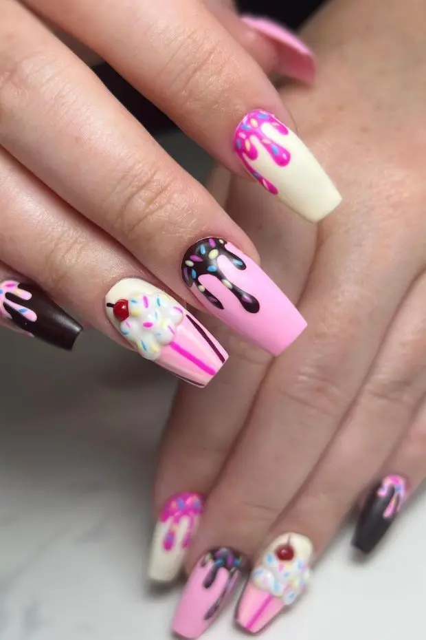 Design de unhas com decoração de sorvete e chocolate, representando doces nostálgicos.