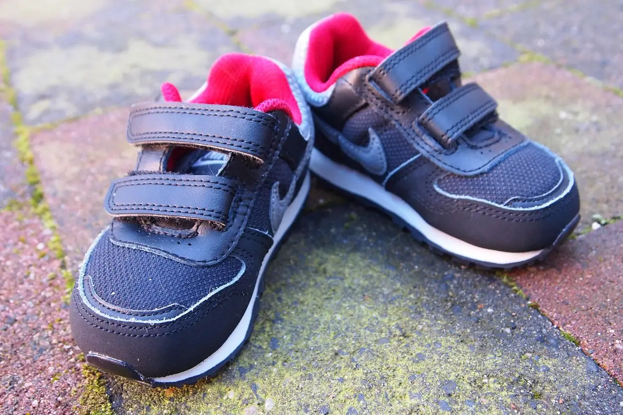 Tênis Nike com velcro para crianças em fundo de pedra