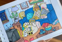 Desenho colorido de ursinhos de pelúcia assistindo TV em uma sala aconchegante com pipoca, cobertores e luz suave.