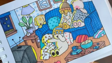 Desenho colorido de ursinhos de pelúcia assistindo TV em uma sala aconchegante com pipoca, cobertores e luz suave.