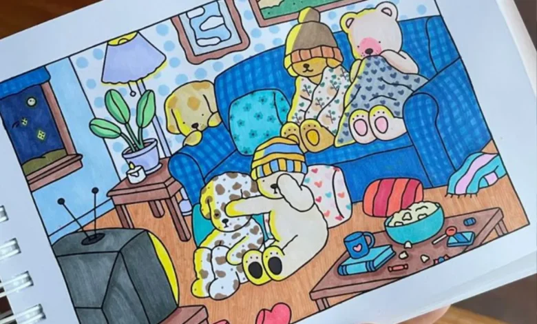 Desenho colorido de ursinhos de pelúcia assistindo TV em uma sala aconchegante com pipoca, cobertores e luz suave.