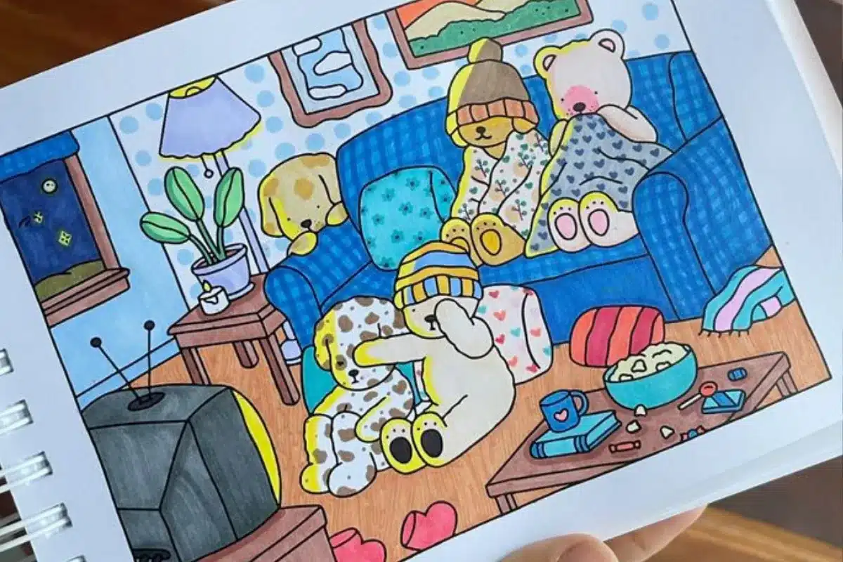 Desenho colorido de ursinhos de pelúcia assistindo TV em uma sala aconchegante com pipoca, cobertores e luz suave.