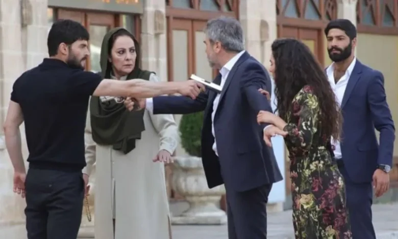 Cena de ação de uma novela turca, com personagens em confronto dramático, destacando um momento tenso com uma arma em cena.