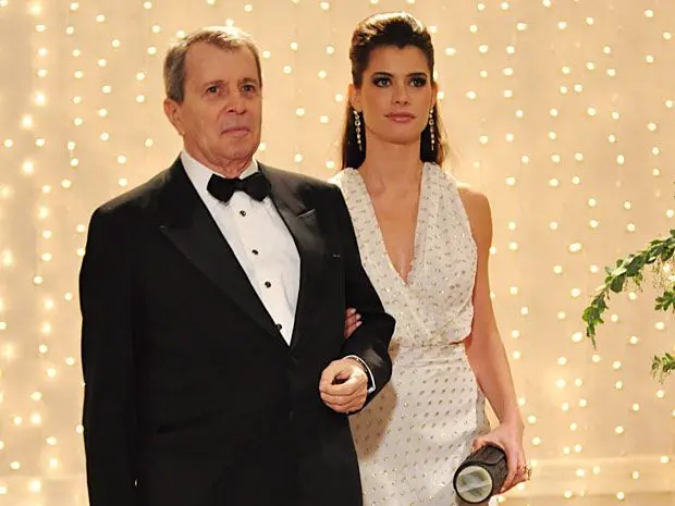 Cena da novela O Astro, com os personagens Salomão Hayala e sua filha, em um evento de gala.