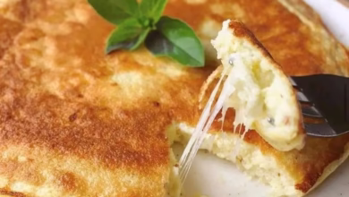 Pão de queijo de frigideira com queijo derretido e superfície dourada