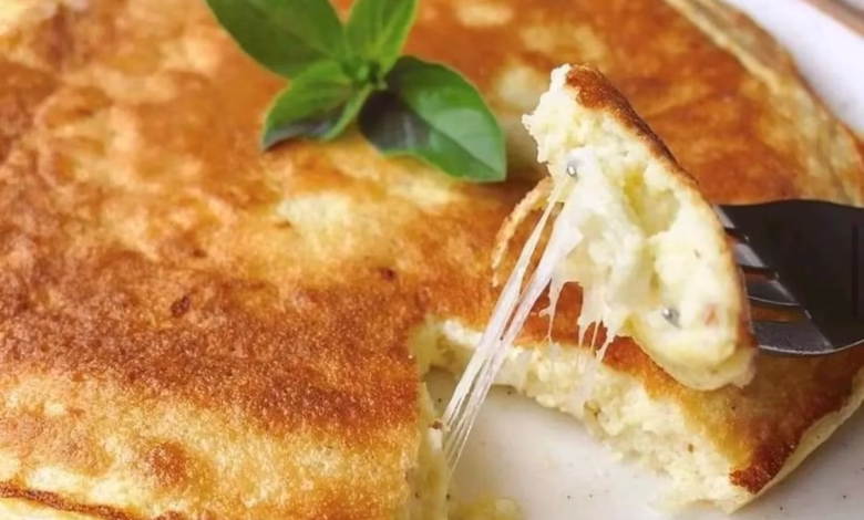 Pão de queijo de frigideira com queijo derretido e superfície dourada