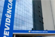 Fachada da sede do INSS com destaque para o letreiro de Previdência Social.
