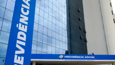 Fachada da sede do INSS com destaque para o letreiro de Previdência Social.