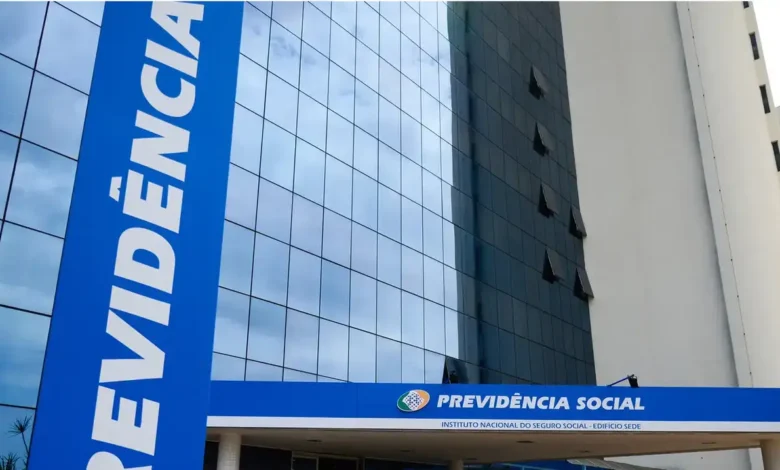 Fachada da sede do INSS com destaque para o letreiro de Previdência Social.