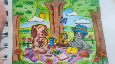 Esta imagem representa dois personagens Bobbie Goods curtindo um piquenique sob o sol em um cenário colorido com árvores, flores, caderno de desenho e lápis espalhados. O céu ao fundo está iluminado e vibrante, transmitindo a sensação de um dia calmo e feliz. Ideal para ilustrar conteúdos sobre pintura emocional com lápis de cor e cenas ao ar livre.