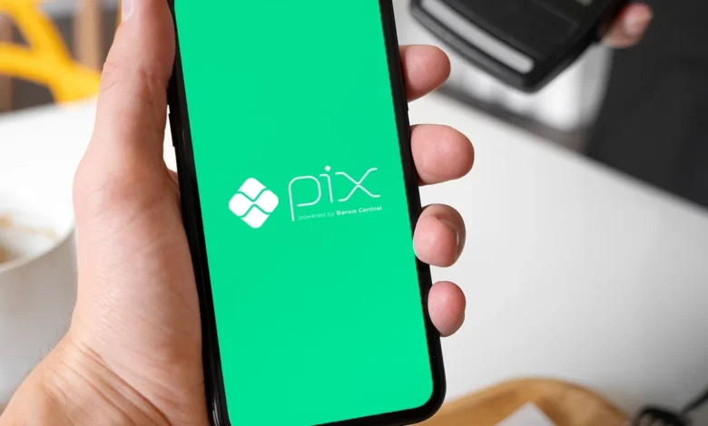 Tela de smartphone exibindo o logo do PIX do Banco Central, destacando a segurança das transações digitais.