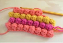 Ponto pipoca em crochê com três cores vibrantes