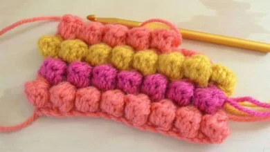 Ponto pipoca em crochê com três cores vibrantes