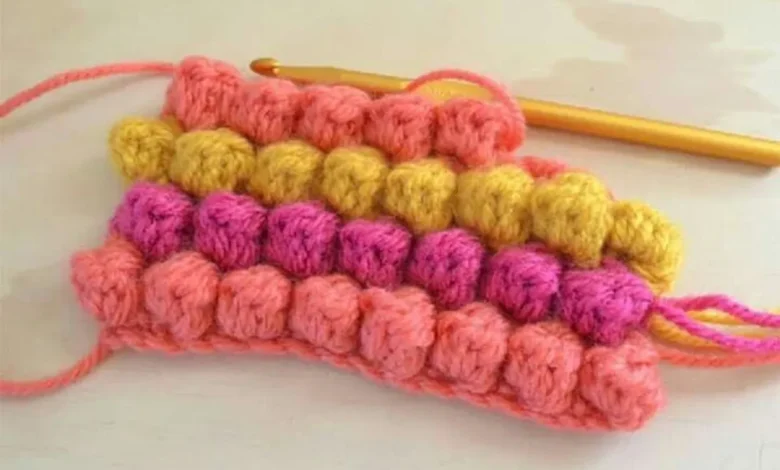Ponto pipoca em crochê com três cores vibrantes