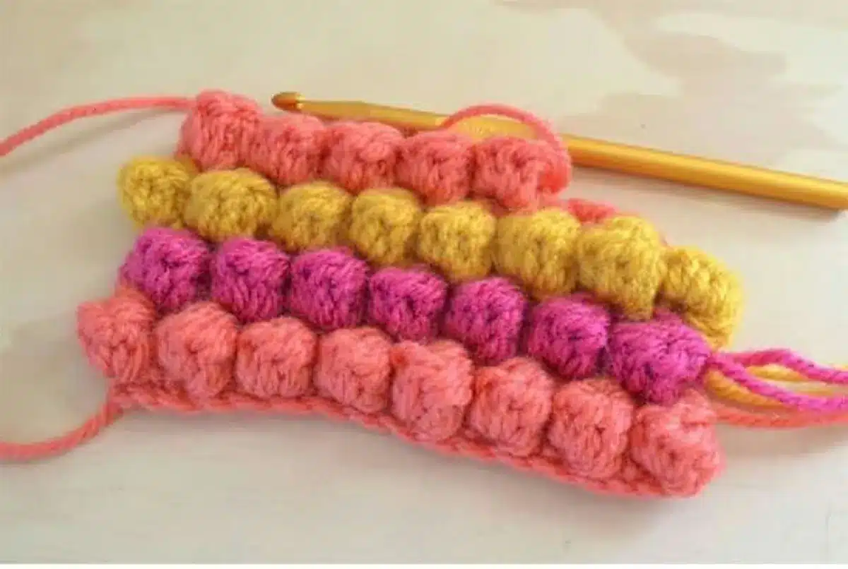 Ponto pipoca em crochê com três cores vibrantes