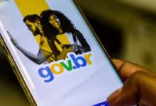 Aplicativo Gov.br exibido em smartphone com foco na tela inicial