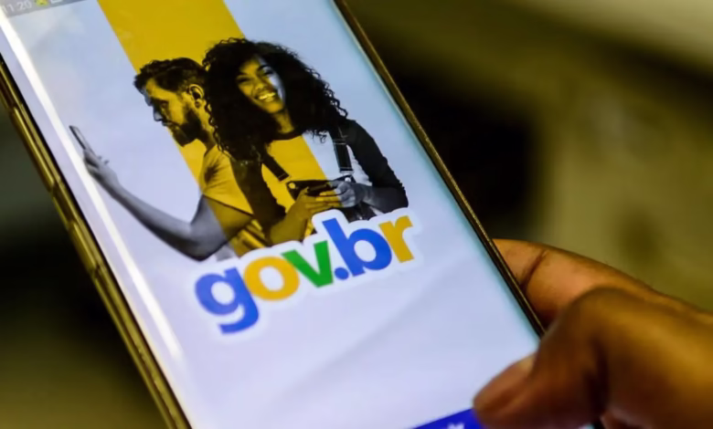 Aplicativo Gov.br exibido em smartphone com foco na tela inicial