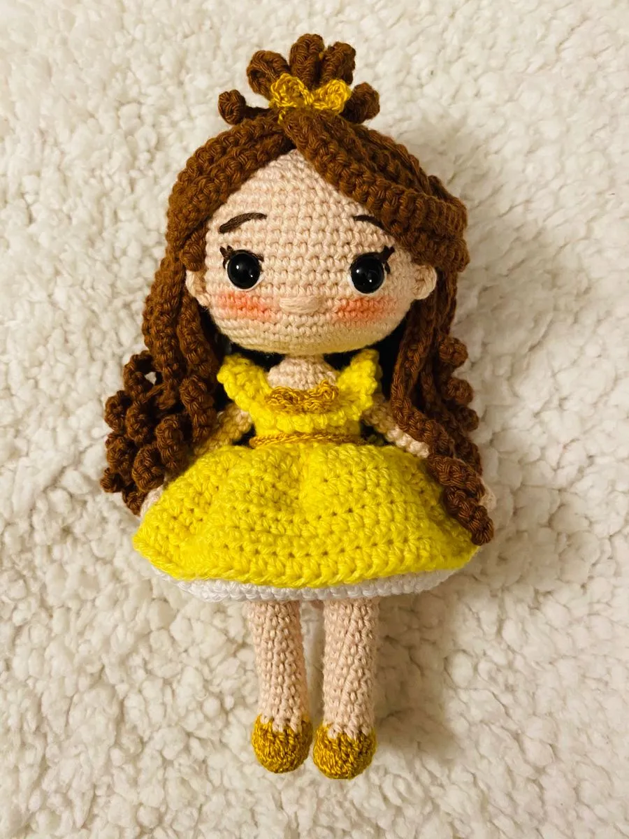 Boneca Amigurumi da Princesa Bela com vestido amarelo e cabelo castanho