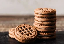 Biscoitos recheados empilhados, representando os mais vendidos no Brasil em 2025, com foco no sabor e textura irresistíveis.