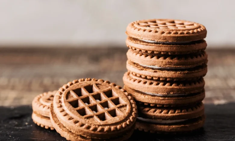Biscoitos recheados empilhados, representando os mais vendidos no Brasil em 2025, com foco no sabor e textura irresistíveis.