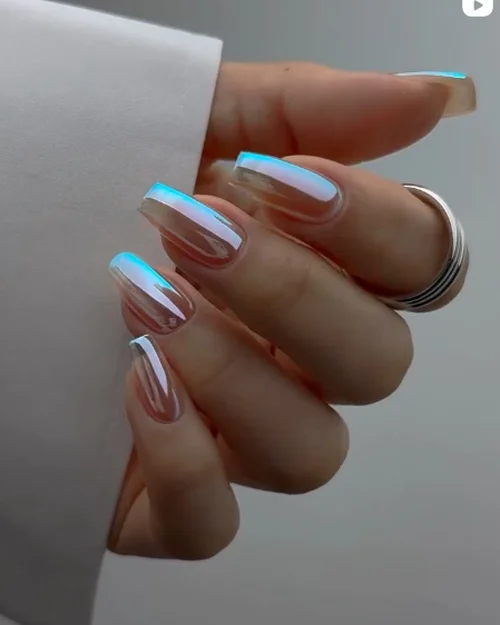 Efeito Espelhado nas Unhas: Luxo e Modernidade. Unhas com efeito espelhado futurista, brilho intenso e acabamento prateado.
