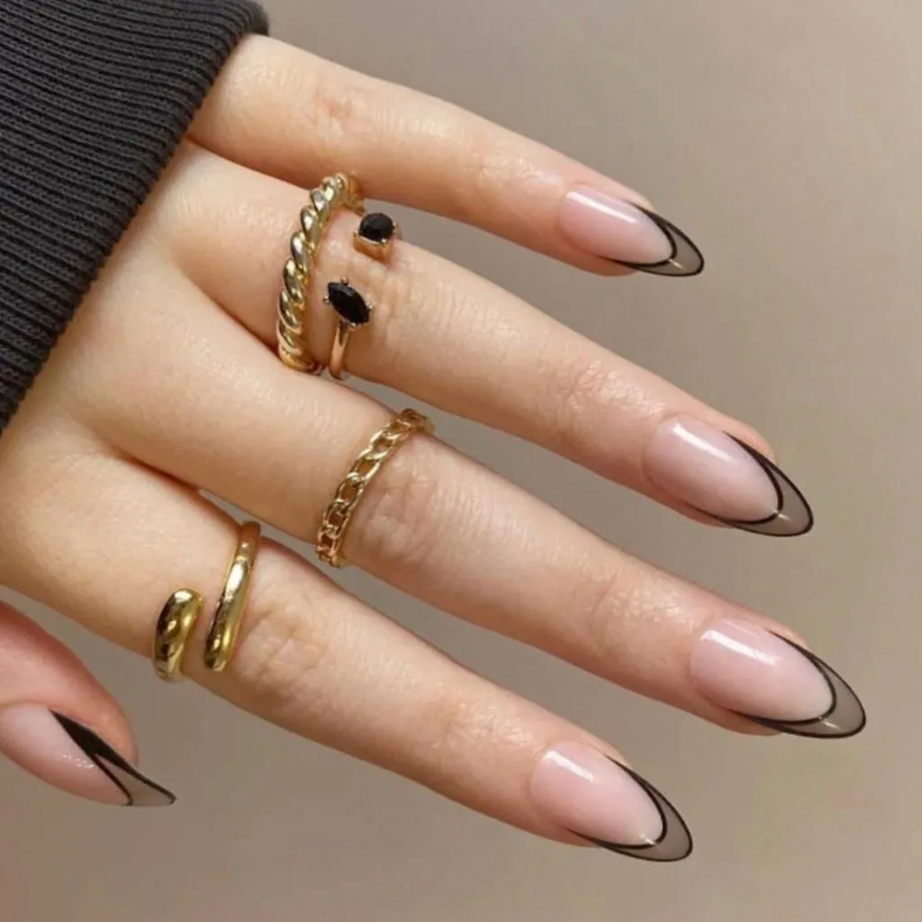 Unhas reversa transparente com francesinha preta vazada