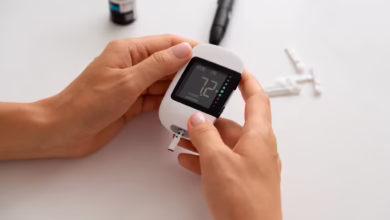 Pessoa verificando seu nível de glicose com medidor portátil, após a Anvisa suspender o uso de certos dispositivos devido a falhas em testes clínicos.