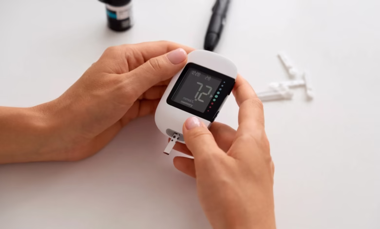 Pessoa verificando seu nível de glicose com medidor portátil, após a Anvisa suspender o uso de certos dispositivos devido a falhas em testes clínicos.