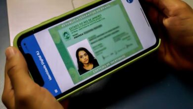 Pessoa acessando a nova carteira de identidade digital pelo celular