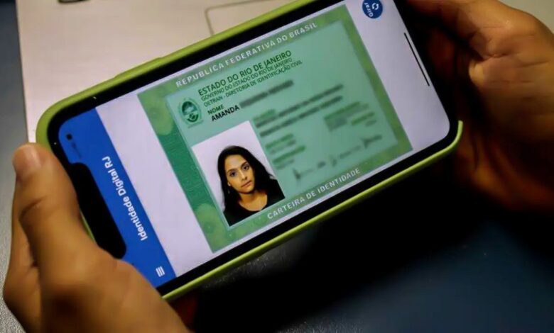 Pessoa acessando a nova carteira de identidade digital pelo celular