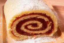 Rocambole doce recheado com goiabada, finalizado com açúcar de confeiteiro, uma sobremesa simples e deliciosa.
