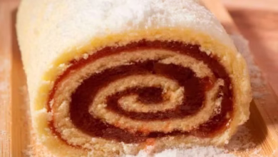 Rocambole doce recheado com goiabada, finalizado com açúcar de confeiteiro, uma sobremesa simples e deliciosa.