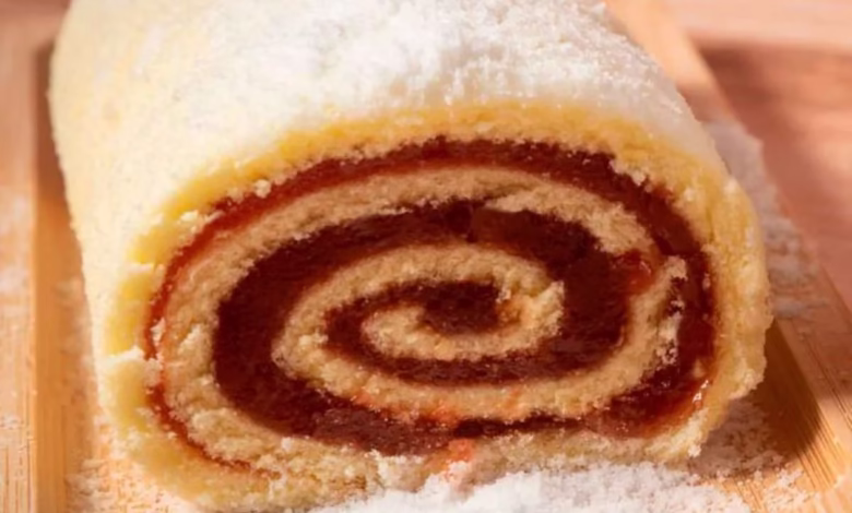 Rocambole doce recheado com goiabada, finalizado com açúcar de confeiteiro, uma sobremesa simples e deliciosa.