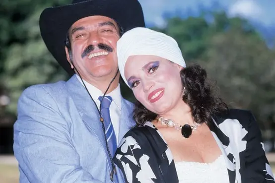 Cena icônica de Roque Santeiro, com os personagens Sinhozinho Malta e Viúva Porcina, interpretados por Lima Duarte e Regina Duarte