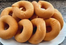 Rosquinha frita sequinha, crocante por fora e macia por dentro, com sabor tradicional.