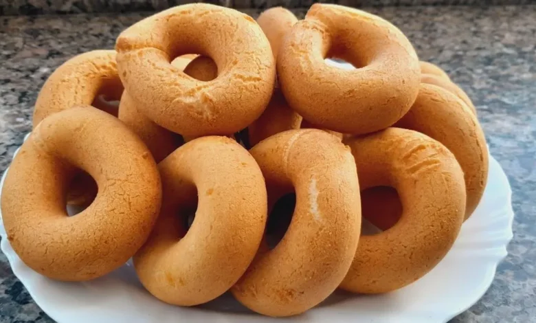 Rosquinha frita sequinha, crocante por fora e macia por dentro, com sabor tradicional.