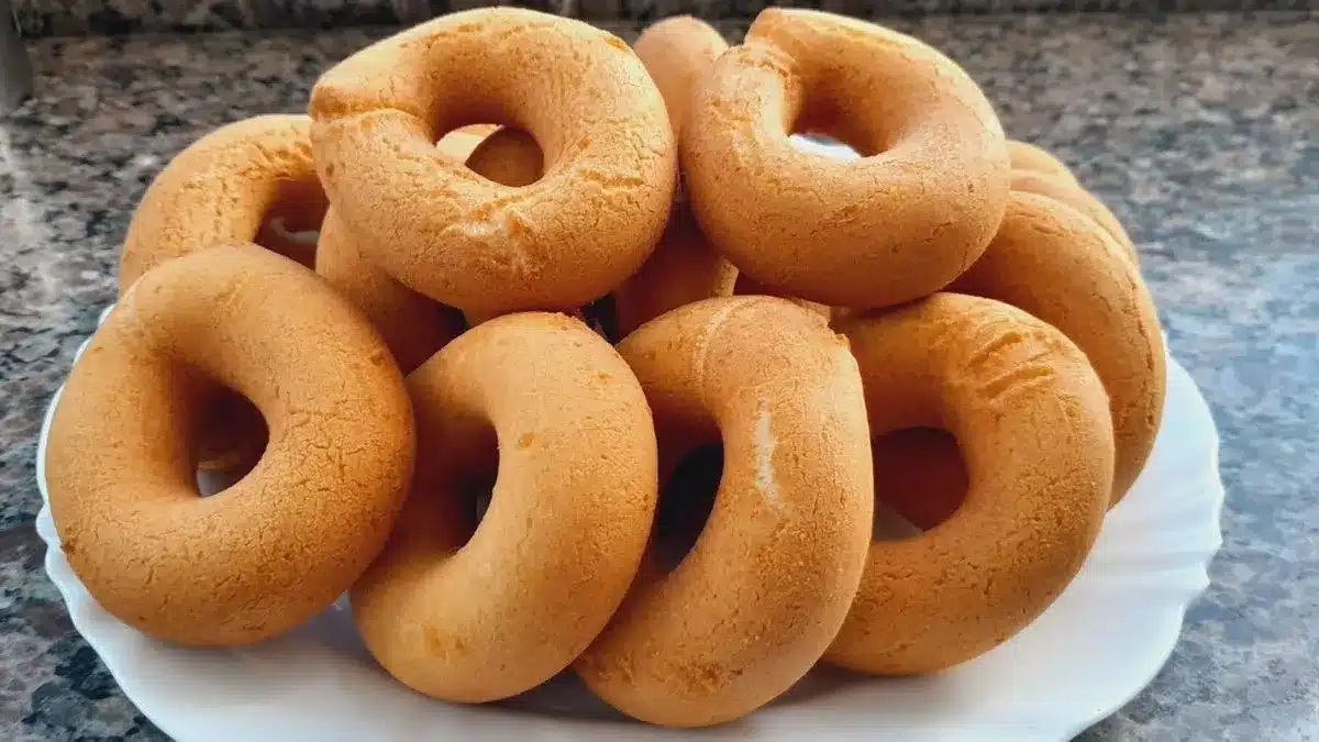 Rosquinha frita sequinha, crocante por fora e macia por dentro, com sabor tradicional.