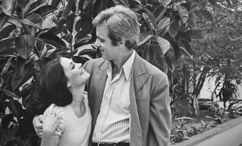 Casal sorridente em cena romântica de novela clássica da TV Globo.
